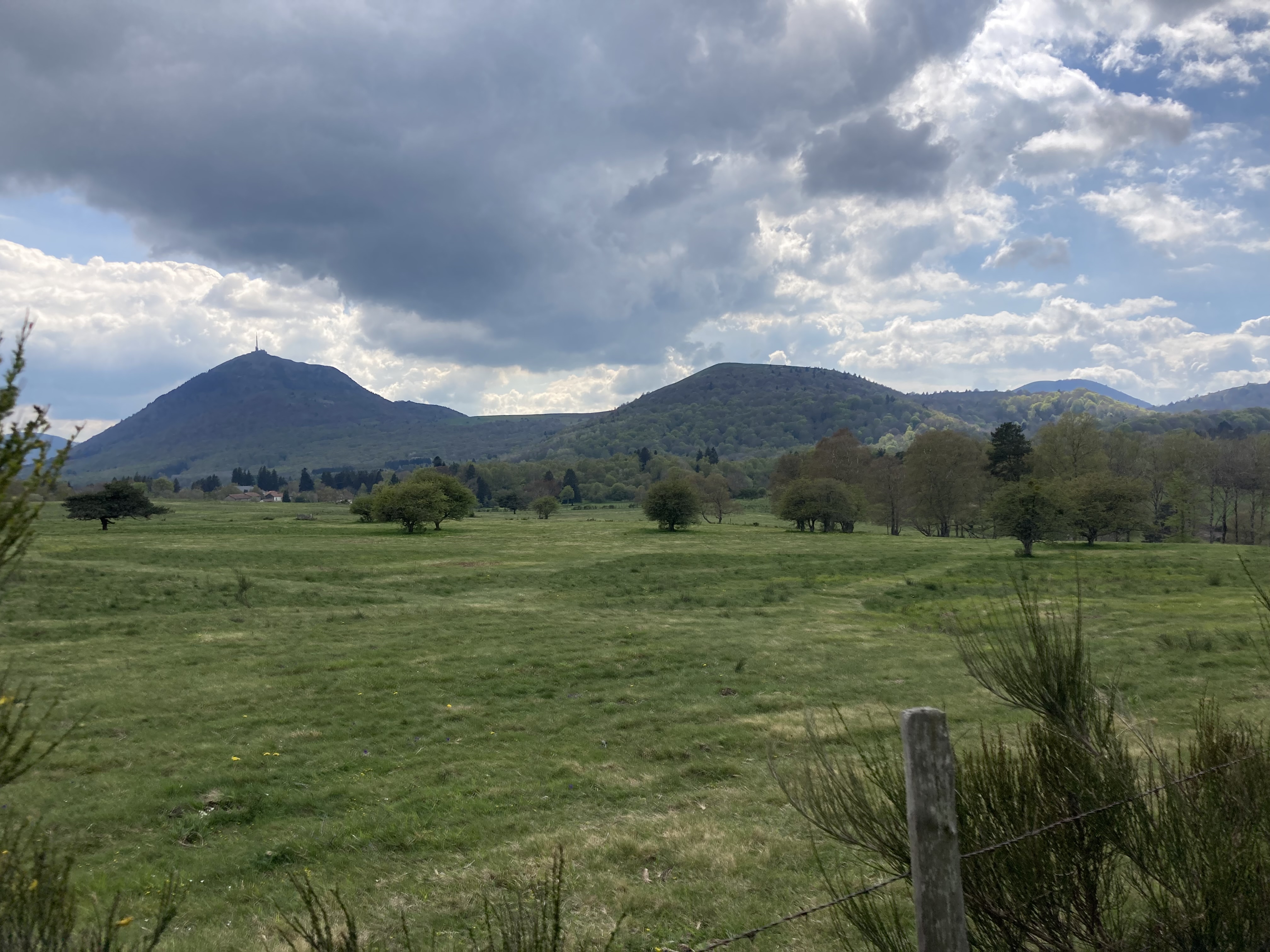 Sorties volcanique et tectonique entre dômes et faille (croix de Ternant)