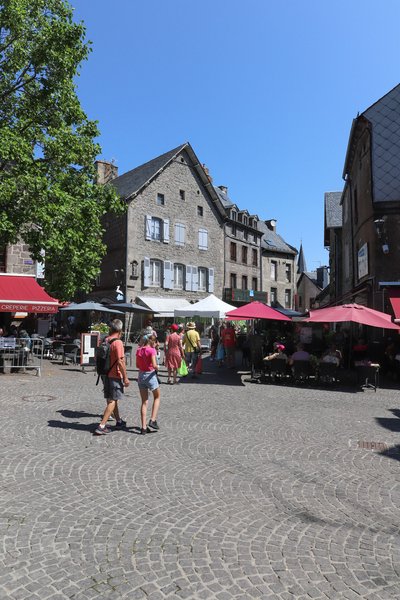 Flâner au marché de Besse le lundi