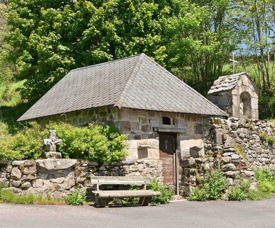 La chapelle et la croix