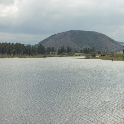 le lac avec le Puy de Montcineyre en arrière-plan