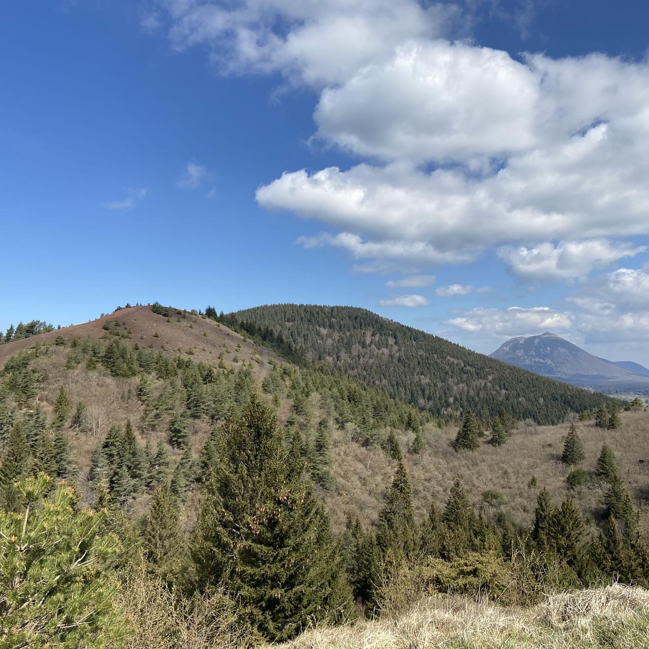 Vue sur les Puys de Lassolas, Mercoeur et le Puy de Dôme