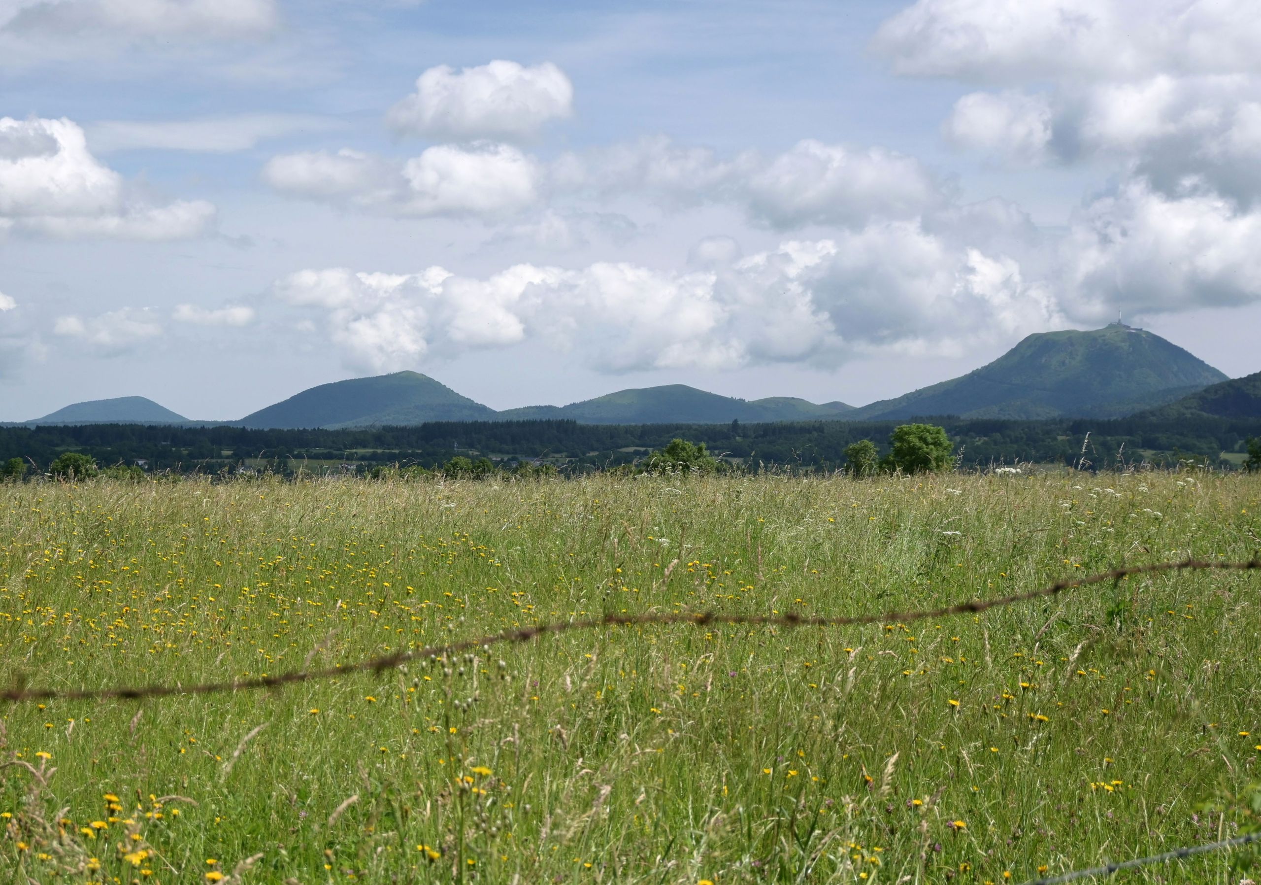 Un panorama sur la Chaîne des Puys